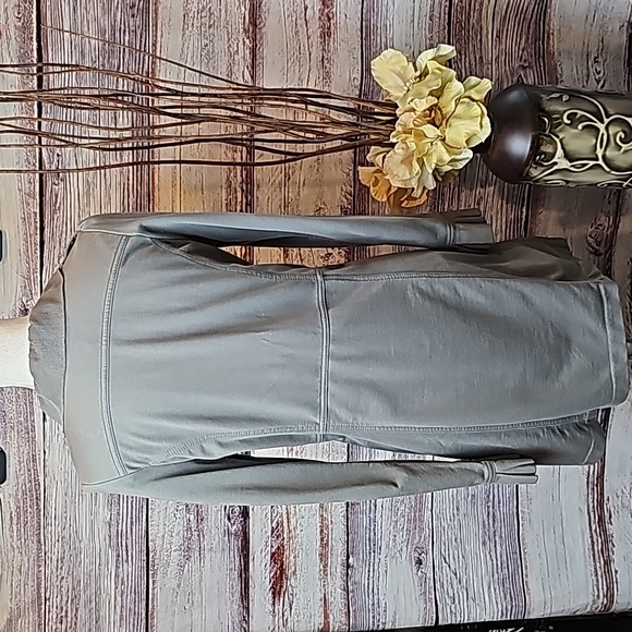 KUT FROM THE KLOTH CAMO GREEN LONG SLEEVE RUFFLE BUTTON-UP JACKET - Picture 6 of 16